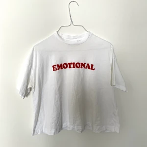 Weekday t-shirt - supertrevlig tisha från weekday med texten emotional i sammet. tycker om den supermycket men säljer då jag har så många t-shirts! storlek s och den är lite croppad i modellen. priset är inklusive frakt, hör av er om ni vill ha fler bilder🥰