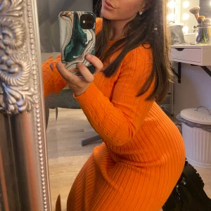 Oranget set  - Storlek M , aldrig använd endast provat. 100kr för båda delarna ❤️