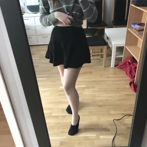 Cirkelkjol från H&M - Kjol från H&M i storlek XS men passar S, nyskick 