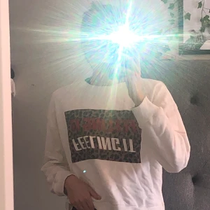 Tröja  - En super fin tröja med tryck i sammet  på. Super gosig och lite längre där bak. Köptes för 299 kr. I gott skick ❤️