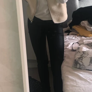 Jeans  - Super fina fake läder byxor från HM. Köpta för 399 och säljs för 200. Endast använda 1 gång då dem är för små tyvärr.. ❤️