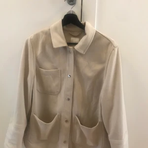Skjortjacka  - Slutsåld beige skjortjacka från h&m, oversize! Pris 150 alternativt bud om fler är intresserade! 😋 nypris 499:-/ nuvarande bud 160kr 