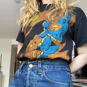 Superman t-shirt, vintage. Riktigt ball och ”naturligt” sliten men fortfarande väldigt bra kvalitet i tyget. Frakt tillkommer ✨