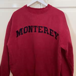 Cool sweatshirt med stad, färgen svår att få med på bild men är rosa-röd. Vintage skick - ena mudden lite sönder se bild 3 annars fin! (kan gå ner i pris vid snabb affär 