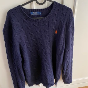 Stickad tröja 💙 - En fin stickad tröja från Ralph Lauren, funkar lika bra till kille som till tjej 🤍💙