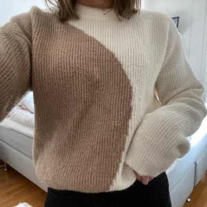 Stickad tröja från NaKd - Säljer denna superfina stickade tröjan från NaKd. Köpte den i höstas men använt den fåtal gånger. Väldigt bra skick! Skriv till mig privat för mer info om du är intresserad.