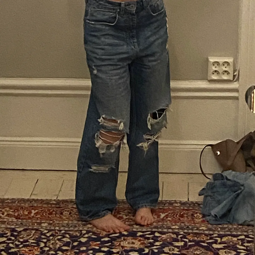 Oversize baggy jeans med supersnygga hål! Från Zara och verkligen såååå fina! Verkligen jättetråkigt men har gått upp ganska mycket och kan tyvärr inte ha de i midjan längre🥲😞Buda från 150kr⚡️. Jeans & Byxor.