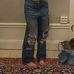 Baggy jeans - Oversize baggy jeans med supersnygga hål! Från Zara och verkligen såååå fina! Verkligen jättetråkigt men har gått upp ganska mycket och kan tyvärr inte ha de i midjan längre🥲😞Buda från 150kr⚡️