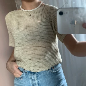 Stickad topp - Stickad topp från Vero Moda köpt second hand, storlek xs men kan även passa s och m! 