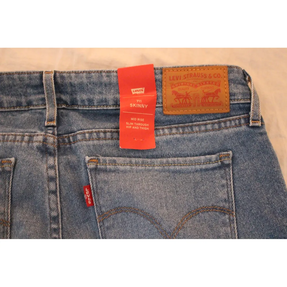 Brand new (with tag on) Levi’s 711 jeans. The size is 28-30 (so a 38 in EU size). The was is light blue and the material is nicely stretchy!  The price is negotiable, so feel free to send me a message to discuss or if you want more information/pictures!☺️ I accept Swish and PayPal if you rather do that! . Jeans & Byxor.