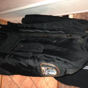 parajumper - säljer nu min parajumper i stl L. kan gå ner i pris vid snabb affär!