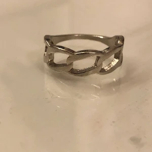 Ring - Jättecool ring som piffar upp din outfit enormt😭💘 köptes för 55kr, betalning via swish