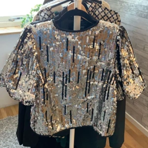Topp från Ginatricot - Festlig paljetttopp ifrån Ginatricot, använd 1 gång! 