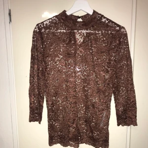 brun spets topp aldrig sätta på storlek S -  brun spets topp aldrig sätta på storlek S