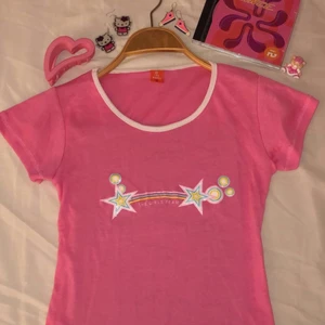 💗💖rosa topp💘💞 - supersöt y2k top med super sött ”the girls team” tryck i olika färger och glitter. jättebra skick, användes av min storasyster 2002. detta är en barn tröja i barn storlek men skulle passa som en magtröja för någon med A kupa/liten B kupa. buda i kommentera?? vet ej vad jag ska sätta för pris💞🍧 