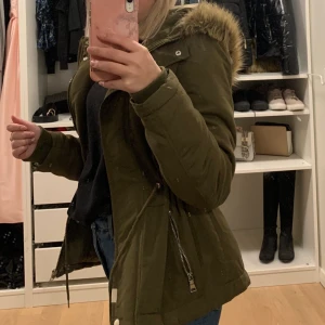 Vinter/höst jacka  - Använd ett fåtal gånger, är i bra skick. Storlek XS från Vero Moda 