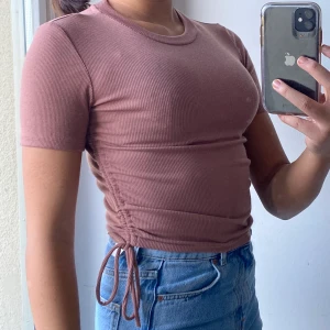 Trendig Zara tröja - Superfin tröja i nyskick. Köpt på Zara, (lite liten i storleken) säljer pga att jag behöver pengarna. Skriv för fler frågor