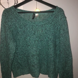 U-ringad stickad tröja (cropped) - Stolen M