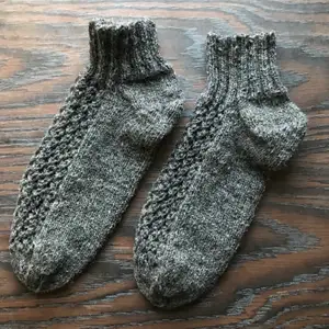 Mysiga stickade sockor. Dom är handgjorda och materialet är yllegarn. 90kr+frakt