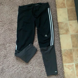 Adidas Tränings byxa  - Nästan helt nya adidas tights använda en gång! Utsålda i butiker! Storlek L men passar M med möjligtvis s med då dem har Knut band runt midjan säljes pgr av vikt minskning 