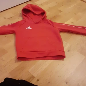 Adidas hoodi 116 - Adidas hoodi barn stl 116  fint skick endast testad 1 gång.