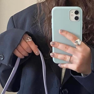 Mobilskal - Helt nytt oanvänt silikon skal från holdit till iphone 11! Färgen passade ej min mobil så därför säljer jag det. Orginalpris 149kr, säljer för 95kr inkl frakt, färgen är som på första bilden i ljuset❣️❣️