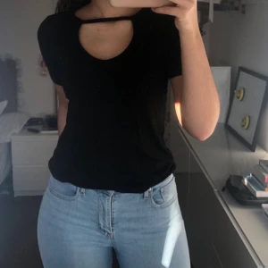 Svart t-shirt Strl M - Svart fin t-shirt med en urringning. Oanvänd🥰