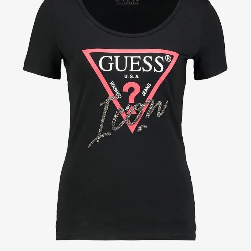 Jättefin T-shirt från märket Guess i storlek S💓 använd Max 3 gånger, fortfarande i nyskick. Köpt för 319kr, säljs för 150kr +frakt🚚. T-shirts.