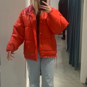 Röd jacka  - Såld 