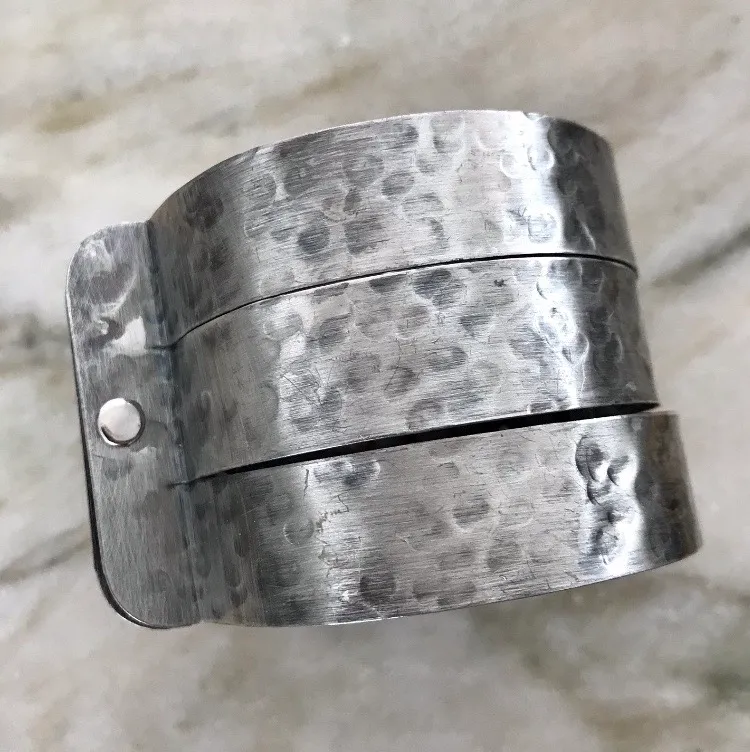 Skitfint stort, silvrigt armband i metall. Armbandets omkrets är ca 18cm. Jättefint skick! 62kr frakt tillkommer. BUDGIVNING I KOMMENTARSFÄLTET OM MÅNGA ÄR INTRESSERADE, ANNARS FÖRST TILL KVARN!. Accessoarer.