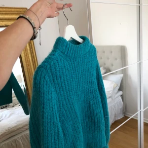 Blå stickad tröja - Superfin blå stickad tröja från h&ms finare kollektion! Köpt för 799 tror jag!