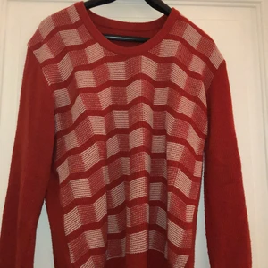 Mönstrad tröja, röd/orange/beige - Så fin köpte denna i höstas men har inte använt den så mycket sedan dess. Skönt material, inte alls stickigt. Passar bra med ett par blåa jeans till! 