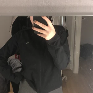 Calvin Klein vindjacka - En mattsvart Calvin Klein vindjacka i strl S. Orginalpris 999kr