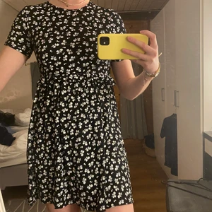Sommarklänning - Säljer denna supergullig sommarklänning som aldrig kommit till användning! Den har små vita blommor och är i strl M🥰