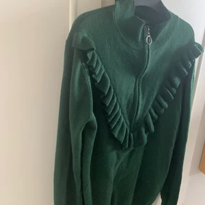 ICHI sip sweather  - Supersöt stickad tröja från märket ICHI. Mörkgrön och i str XS. 150 kr +frakt ⚡️⚡️