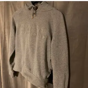 Säljer min älskade hoodie från BALR. i storlek S. 💕 Köpt slutet av 2019 för 1600kr och säljer nu för 400. Kvaliteten är väldigt bra och inga slitningar på tröjan. 😇