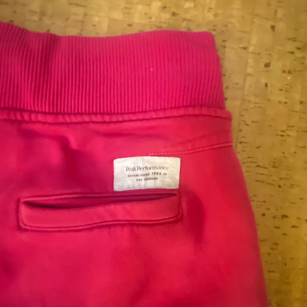 Rosa peak performance mjukisbyxor i storlek XS💓 Jättesköna och varma! I fint skick. Köptes för 1200kr och säljes för 240kr+frakt🚚 skriv privat för frågor💕💕. Jeans & Byxor.