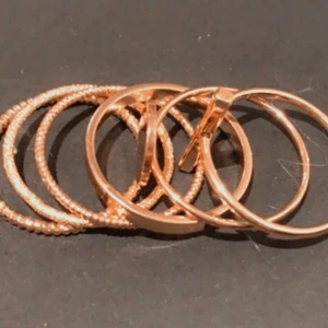 Fina smala ringar  - Oanvända smala ringar som är ganska stora. Texta vid intresse svarar snabbt😉👍🥰