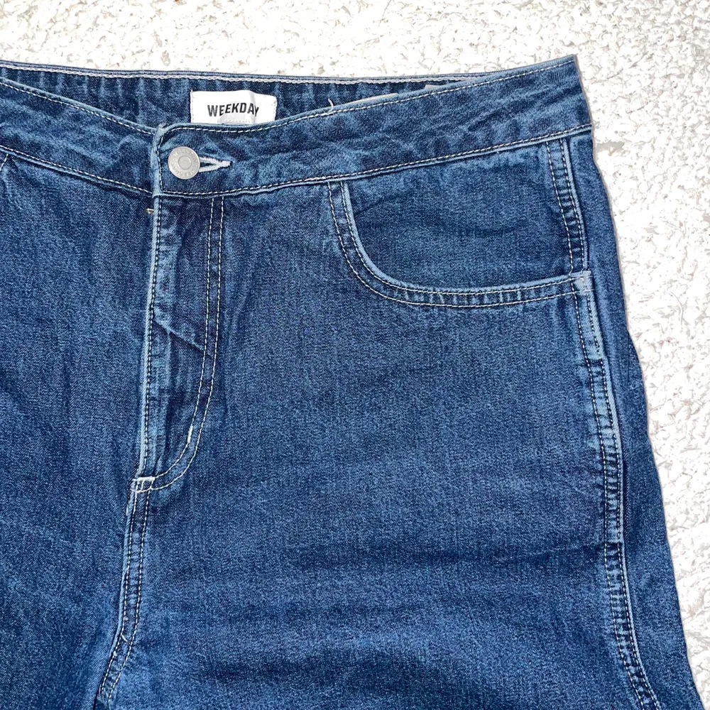 Ett par vida jeans från Weekday ”Vida demon trs harbor blue”. Dom sitter tight ovanför midjan på mig. Storlek: 42. Jeans & Byxor.