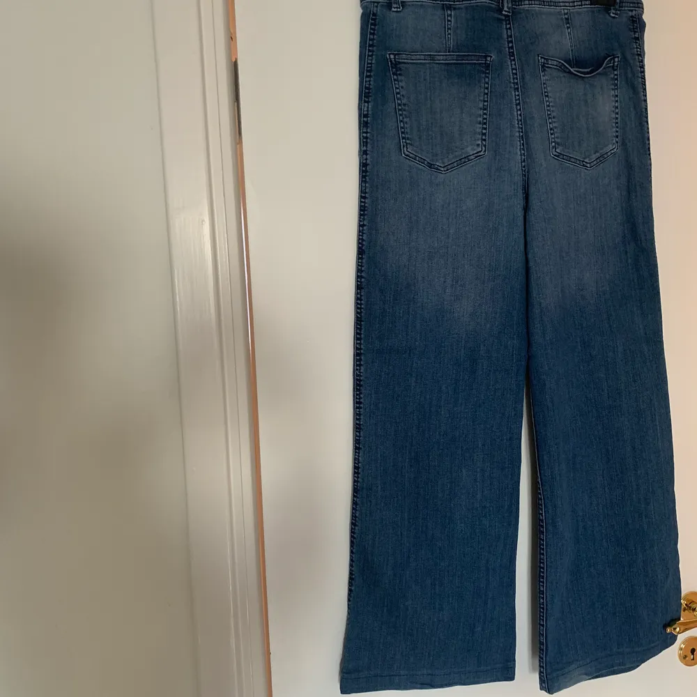 Lite äldre jeans men i fint skick. De är korta i benen (innermått ca 70cm). Om ni vill veta mer/ha fler bilder är det bara att kontakta mig privat :). Jeans & Byxor.