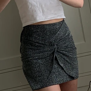 Glittrig kjol från hm - En glittrig kjol från hm! Den har en dragkedja på sidan och är stretchig🥰 köparen står för frakt. strl xs, skriv privat om du är intresserad eller för mer info!