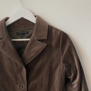 Brun Kavaj - En brun kavaj i mocka liknande material. Linningen är polyester och utsidan är gjord av bomull. Väldigt fin och stilren. Från Saint Tropez. Storlek: S