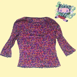 Blommig-mesh  - Blommig-mesh med trekvartsärm och lettuce hem*:･ﾟ 90-tals model, stretchig och i gott skick! För eventuella frågor om plagget är det bara att höra av sig så svarar jag så snabbt som möjligt 💌