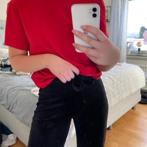 Röd t-shirt med öppen rygg - Aldrig använd, jättefin i ryggen. Köparen står för frakten💗