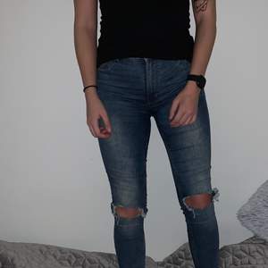 Jeans från cheapmonday med skinnyfit och hål på knäna. Storlek S