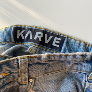 KARVE jeans - Jeans från Karve köpta på Carlings, använda men i bra skick! Hål på knäna o i loosefit, köpta för 800💞