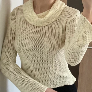 Stickad tröja - Stickad krämvit tröja med utsvänga ärmar.