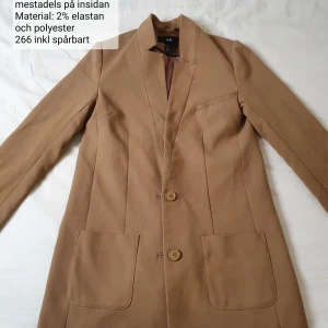 Fin brun kappa/kavaj  - Inget att anmärka på förutom att den är lite nopprig mestadels på insidan. 