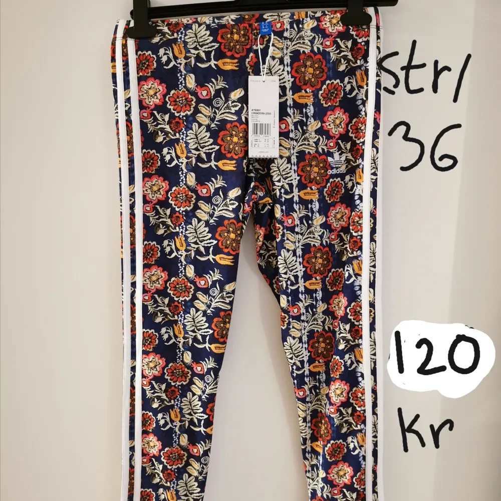 Blommiga leggings från Adidas. Prislappen kvar. Storlek 36. . Jeans & Byxor.