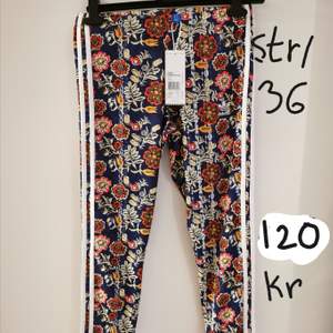 Blommiga leggings från Adidas. Prislappen kvar. Storlek 36. 